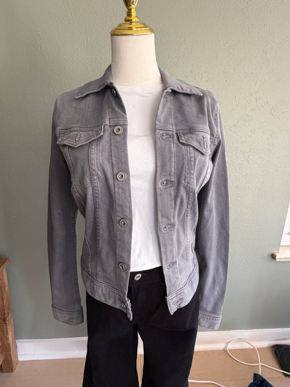 AG Grey Jean Jacket Women's
Small - like new soft and stretchy size Small